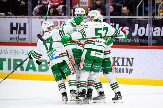 Rögles Vojtech Mozik jublar med lagkamraterna