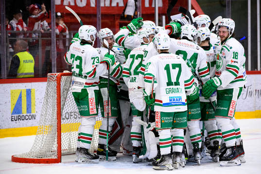 Rögles spelare jublar