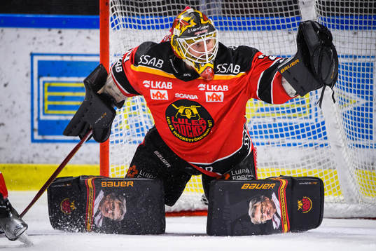 Luleås målvakt Joel Lassinantti med en bild av Luleås