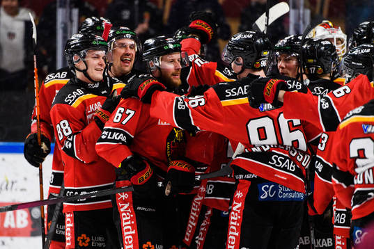 Luleås Linus Omark jublar med lagkamrater