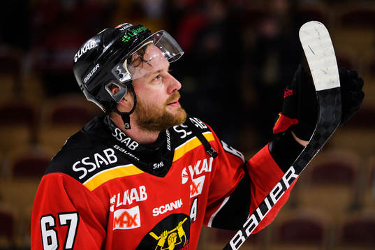 Luleås Linus Omark jublar och tackar publiken