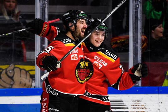 Luleås Filip Pyrochta och Olli Nikupetri jublar