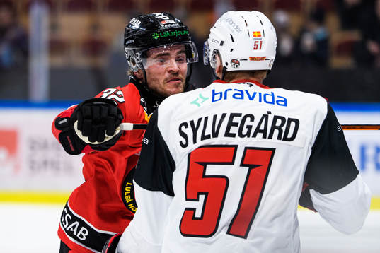 Luleås Oscar Engsund och Malmö Redhawks Emil Sylvegård