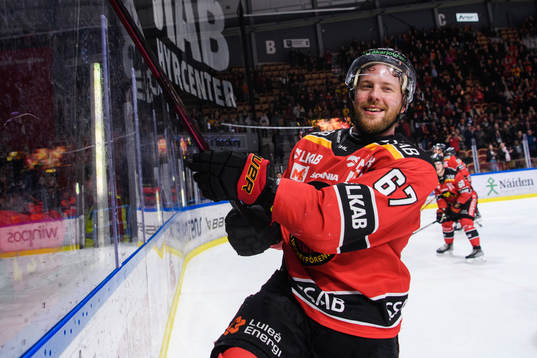 Luleås Linus Omark jublar och tackar publiken