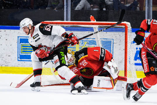 Malmö Redhawks Fredrik Händemark och Luleås målvakt