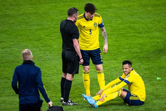 referee Michael Oliver and Victor Lindelöf watch Martin