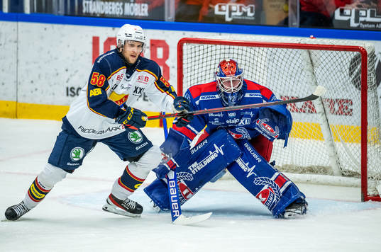 Djurgårdens Fredrik Forsberg och Oskarshamns målvakt Tim