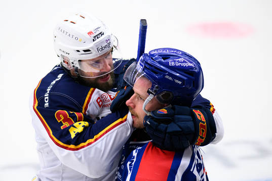 Djurgårdens Dick Axelsson och Oskarshamns Brian Cooper i