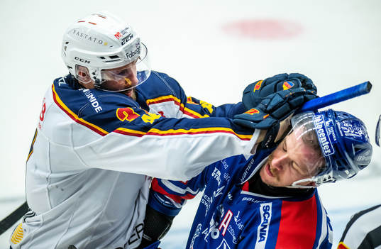 Djurgårdens Dick Axelsson och Oskarshamns Brian Cooper i