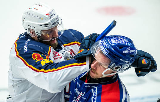 Djurgårdens Dick Axelsson och Oskarshamns Brian Cooper i