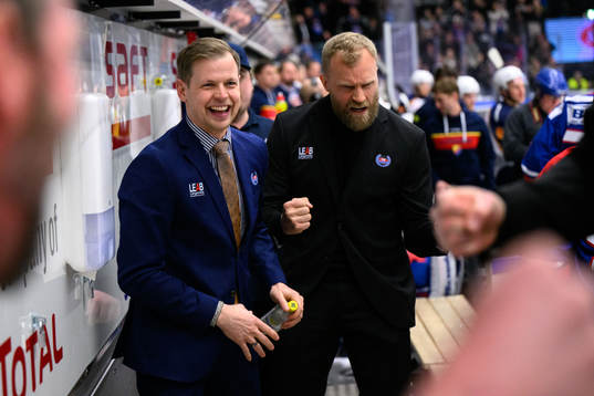 Oskarshamns tränare Martin Filander jublar