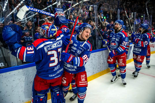 Oskarshamns målvakt Tim Juel och Patrik Karlkvist jublar