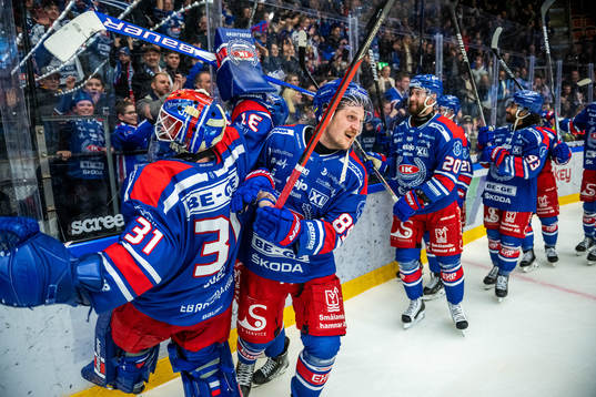 Oskarshamns målvakt Tim Juel och Patrik Karlkvist jublar