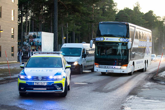 Leksands spelarbuss får poliseskort