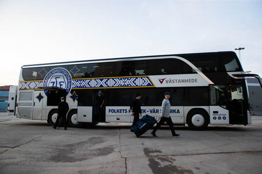 Leksands spelarbuss anländer sent