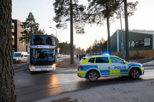 Leksands spelarbuss får poliseskort
