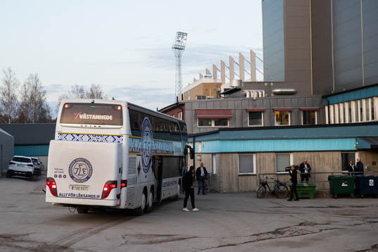 Leksands spelarbuss anländer sent