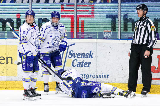 Leksands Max Veronneau ligger på isen