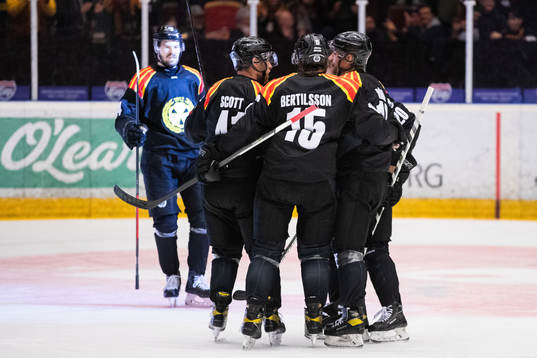 Brynäs Anton Rödin jublar med lagkamrater