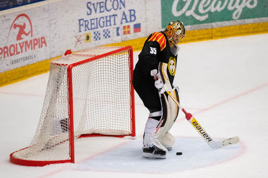 Brynäs målvakt Veini Vehviläinen deppar