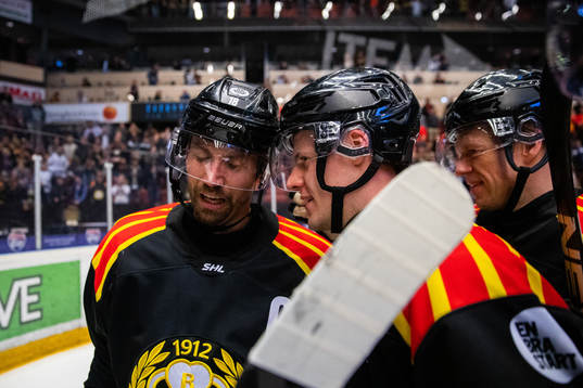 Brynäs Anton Rödin och Linus Ölund jublar