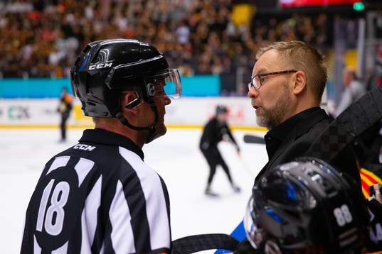Domare Mikael Nord och Brynäs tränare Mikko Manner