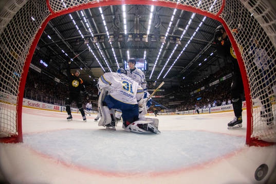 Brynäs Anton Rödin (skymd) gör 2-0 på Leksands målvakt