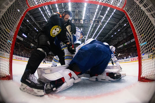 Brynäs Emil Molin och Leksands målvakt Kasimir Kaskisuo