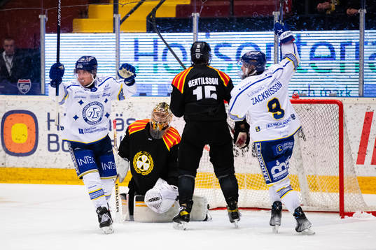 Brynäs målvakt Veini Vehviläinen deppar