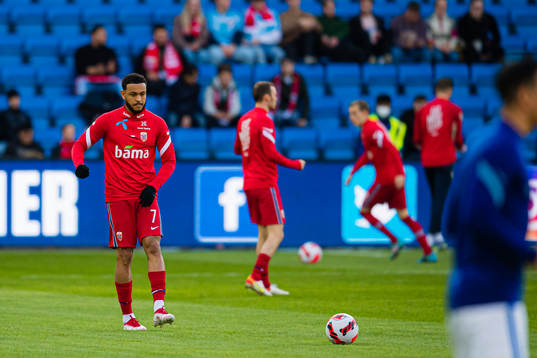 Joshua Christian Kojo King of Norway warms up