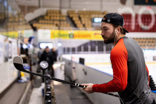 Västerås Ilya Arkalov värmer upp innan kvartsfinal ett i