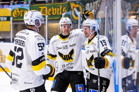 Västerås Niklas Rigelius (tiill höger) jublar med