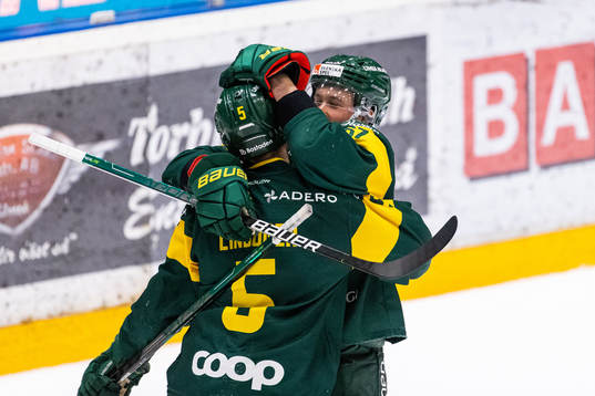 Björklövens Jesper Lindgren jublar med lagkamrat