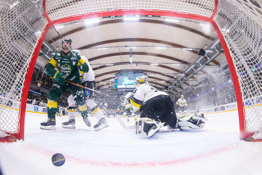 Björklövens Olle Liss gör 1-0 mål på Västerås