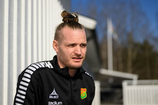 Gais Jonas Lindberg blir intervjuad