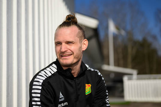 Gais Jonas Lindberg blir intervjuad