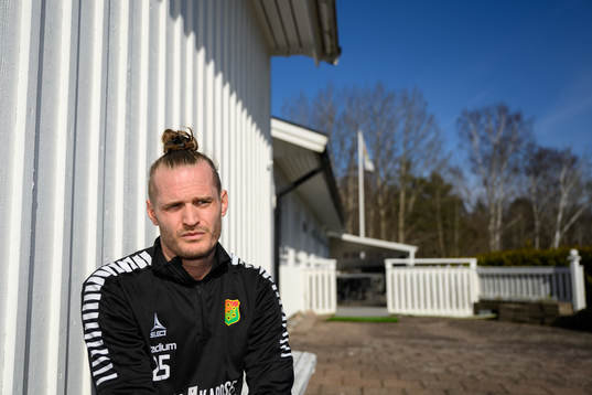 Gais Jonas Lindberg blir intervjuad