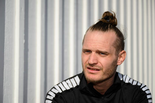 Gais Jonas Lindberg blir intervjuad