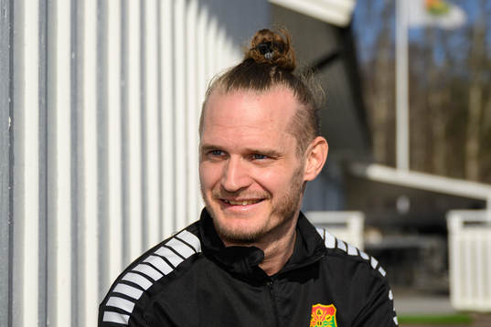 Gais Jonas Lindberg blir intervjuad