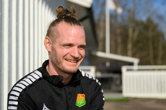 Gais Jonas Lindberg blir intervjuad