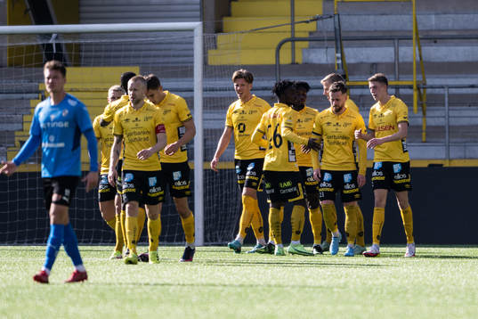 Elfsborgs Alexander Bernhardsson jublar med lagkamrater