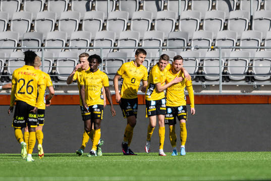 Elfsborgs Rasmus Alm jublar med Gustaf Lagerbielke och
