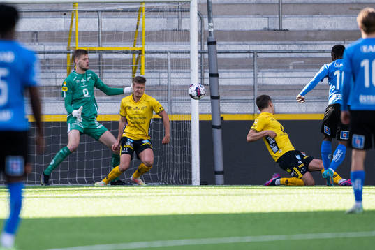 Elfsborgs målvakt Tim Rönning och Kevin Holmén