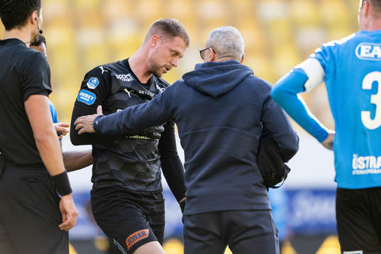 Halmstads målvakt Malkolm Nilsson Säfqvist får vård
