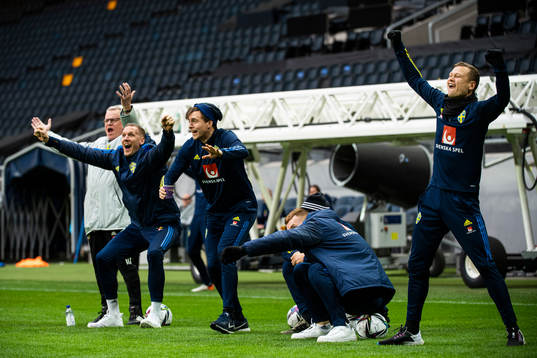 Head coach Janne Andersson, goalkeeper Robin Olsen, Victor