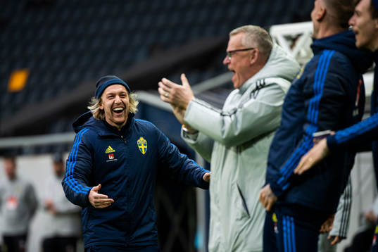 Emil Forsberg and Head coach Janne Andersson of Sweden react