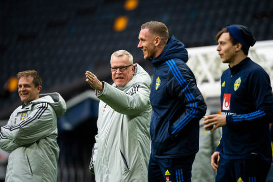 Head coach Janne Andersson, goalkeeper Robin Olsen and