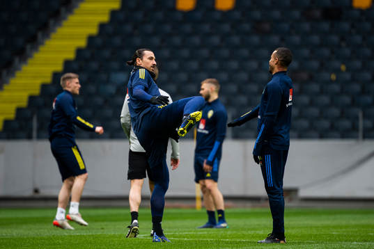 Zlatan Ibrahimović and Robin Quaison of Sweden