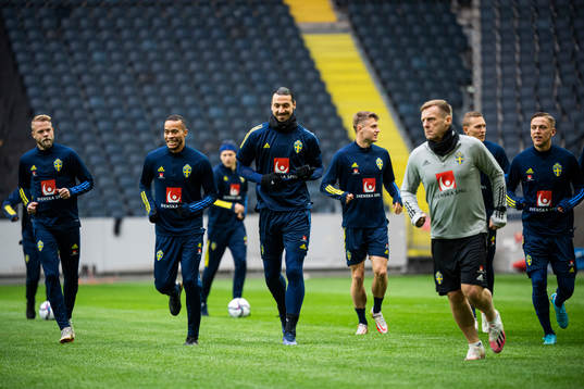 Zlatan Ibrahimović and Robin Quaison of Sweden