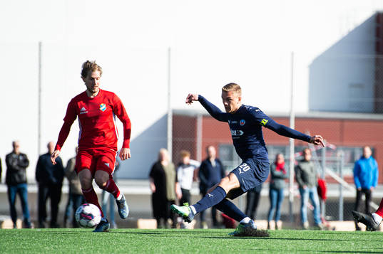 Helsingborgs Dennis Olsson skjuter och gör mål